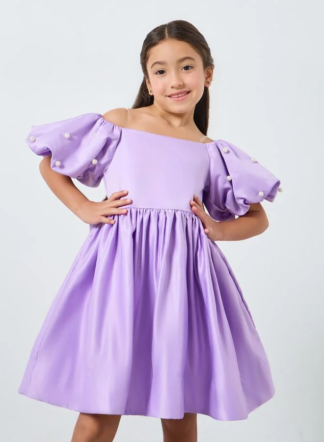 تايك تو فستان ساتان بأكمام منفوخة وتفاصيل لؤلؤ صناعي